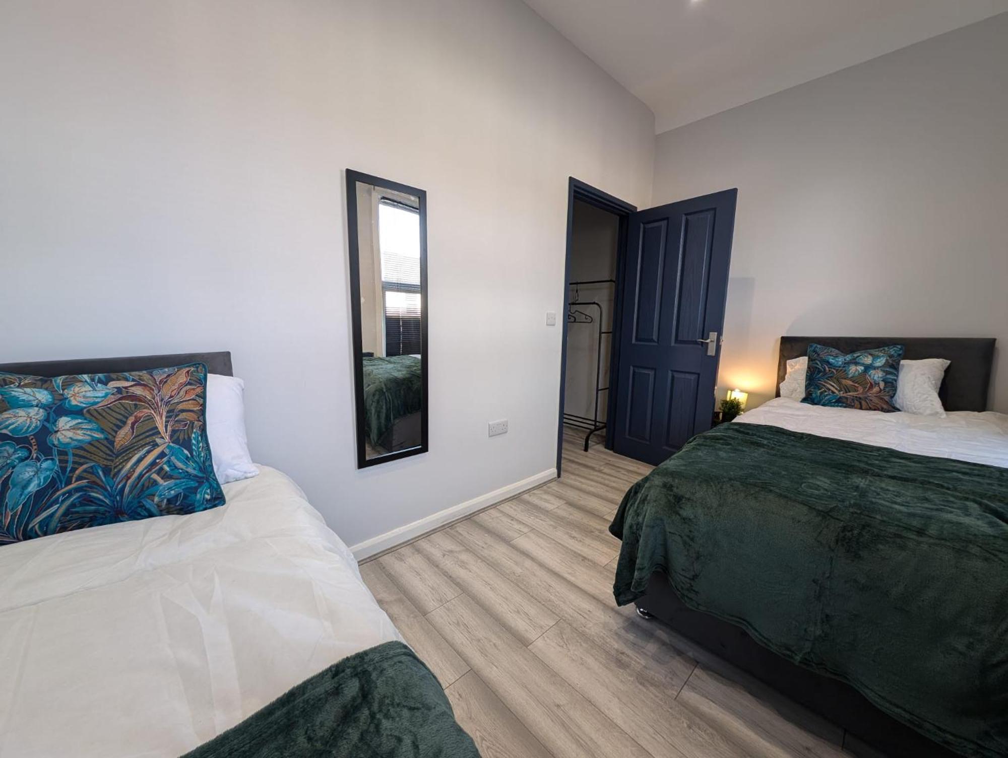 Holiday home 3bed 2bath House - Free Parking - Close To Everton & Fc- Managed By Chique Ltd *